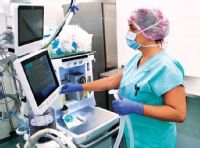 Anesteziologická sestra Irena Geistová s novým přístrojem