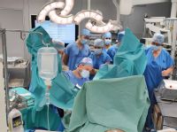 Chirurgové vítkovické nemocnice při operaci