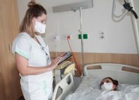 Staniční sestra chirurgického oddělení Bc. Sandra Kaperová využívá mobilní aplikaci
