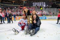 Legendární hokejista František Musil se svým synem Davidem (HC Oceláři), manželkou, snachou, po zisku letošního titulu mistra extraligy
