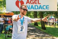 Marek Grycz v roce 2022 dobíhá jako vítěz do cíle Těšínské osmičky