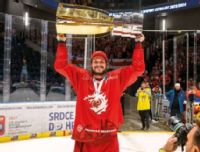 Tomáš s Masarykovým pohárem (vítěz extraligy v sezóně 2023/2024)