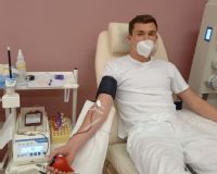 Karel Špička daruje krev přímo na Transfúzní službě