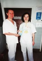 Foto z roku 2001 s kolegom a lekárom MUDr. Hanzelom, ktorý
na chirurgickom oddelení aktuálne pracuje ako primár