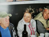 Sestra Naďa Indruchová s bývalým primářem chirurgického oddělení MUDr. Ladislavem Březinou (vlevo) a nynějším předsedou
představenstva nemocnice MUDr. Milanem Leckéšim v roce 2005