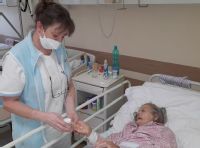 Pani Homolová pri podávaní liekov pacientke oddelenia
dlhodobo chorých