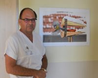 Doc. MUDr. Miroslav Kala, CSc., s fotkou „Slunečnicová semínka sýkorku nezklamou“, za kterou byl oceněn ve fotosoutěži AGELu