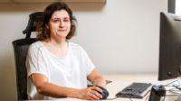 Rodačka z Havířova Jana Fialová, DiS., po vystudování šestiletého gymnázia pracovala více než 10 let
jako webeditor – copywriter. Ve společnosti Repharm pracuje již téměř tři roky na pozici Referent
odboru Řízení lékáren. Během práce v Repharmu dokončila studium VOŠ mediální tvorby a začala studovat obor Marketing na Obchodně-podnikatelské fakultě Slezské univerzity v Karviné. Jana Fialová
je matkou sedmnáctileté dcery Kláry.