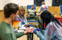 Mobilní odběry se od těch klasických příliš neliší – dárci musí vyplnit formuláře, projít lékařskou prohlídkou, absolvovat samotný odběr a nemine je ani sladká odměna