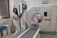 Radiologická asistentka Bc. Regina Lipovská u nového výpočetního tomografu (CT)