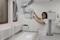 Radiologická asistentka Bc. Marika Kucháriková obsluhuje
nový digitální rentgen