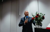 Prof. MUDr. František Sabol, PhD., MPH, MBA priblížil na slávnostnom otvorení príbeh úspechu a rastu Kardiocentra AGEL Košice-Šaca, ktoré sa v krátkom čase stalo renomovaným centrom. Svoj príspevok výstižne nazval Ako sa sny stávajú skutočnosťou.