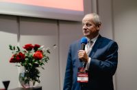 Prof. MUDr. Roman Prymula, CSc., PhD., predseda vedeckej rady AGEL, sa vo svojej prezentácii zameral na budúcnosť očkovania. Predstavil napríklad odvážnu víziu očkovania prostredníctvom potravín, ktorá by mohla znamenať nový smer v preventívnej medicíne.