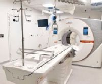 CT s photon-counting detektormi je nová technológia, ktorá
umožňuje prekonať niektoré nevýhody spojené s konvenčne využívanými energy-integrating detektormi. Tieto detektory
poskytujú spektrálne dáta, preto je možné rozlíšiť rôzne
materiály v CT obrazoch a rekonštruovať tak virtuálne obrazy rôznych energií a tiež natívne obrazy