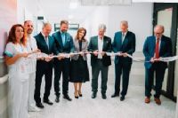 Slávnostného prestrihnutia
pásky sa ujali okrem predsedu
dozornej rady spoločnosti
AGEL Ing. Tomáša
Chreneka, Ph.D. (v strede) aj
generálny riaditeľ a predseda
predstavenstva Kardiocentra
AGEL Košice-Šaca prof.
MUDr. František Sabol,
PhD., MPH, MBA, predseda
predstavenstva spoločnosti
AGEL Ing. Michal Pišoja,
MPH, LL.M., medicínska
riaditeľka spoločnosti AGEL
Slovensko doc. MUDr.
Andrea Kalavská, PhD,
štátny tajomník
Ministerstva zdravotníctva
MUDr. Ladislav
Slobodník, MBA či dekan
Lekárskej fakulty UPJŠ prof.
MUDr. Peter Jarčuška, PhD.