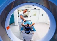Prví pacienti si vyskúšali nový fotónový CT prístroj v Kardiocentre AGEL Košice-Šaca v utorok 29. apríla. Jedným z pozitív prístroja je menšia radiačná záťaž pre pacientov