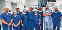 Operačný tím, ktorý vykonal prvú roboticky asistovanú operáciu srdcovej chlopne na Slovensku. MUDr. Štěpán Černý, CSc., MBA uprostred fotografie