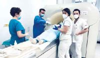 Pracovníci radiodiagnostického oddelenia vyšetrujú pomocí nového CT prístroja