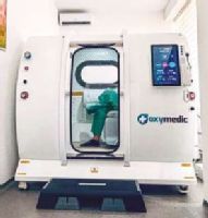 Človek v špeciálnej komore dýcha čistý stopercentný kyslík pod
zvýšeným tlakom. Kyslík lepšie vstrebáva do krvi, tkanív a buniek