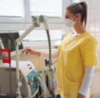 Zdravotnícky asistent Alena Greskovicsová
s novým pľúcnym ventilátorom