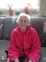 Katarínka S. (89 rokov): „Prajem si najmä zdravie,
pochopenie. Dôležitá je pre mňa i radosť detí, ktoré
by som rada videla. Som rada, že som tu v Senior
centre, lebo sama by som už byť nemohla.“
