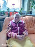 Mária B. (93 rokov): „Prajem si zdravie, pohodu
a kľud. Najviac dôležité je pre mňa zdravie, aby ma
nič nebolelo, zdravie aj pre moje deti. Teším sa, keď
sme spolu v telefonickom kontakte.“
