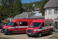 Hasičské vozy přivezly do nemocnice humanitární pomoc