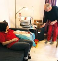 Přístroje pro domácí hemodialýzu jsou nyní malé a uživatelsky velmi přívětivé.
Často tak pacientům pomáhají rodinní příslušníci
