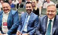 Zľava: generálny riaditeľ Nemocnice AGEL Košice-Šaca
MUDr. Pavol Rusnák, MBA, predseda predstavenstva
AGEL a AGEL SK Ing. Michal Pišoja, MPH, LL.M. a predseda
predstavenstva a generálny riaditeľ Kardiocentra AGEL
Košice-Šaca prof. MUDr. František Sabol, PhD., MPH, MBA