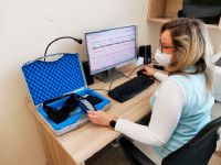 MUDr. Veronika Švancárová ve spánkové laboratoři s elektronickým pří strojem na analýzu kvality spánku