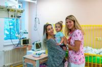 Primářka MUDr. Michaela Syrovátková s malou pacientkou a její maminkou na dětské JIP