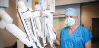 Primář gynekologicko-porodnického oddělení Nemocnice AGEL Nový Jičín MUDr. Martin Trhlík a robotický systém používaný
také při léčbě endometriózy