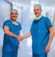 Zleva: proktor miniinvazivní a robotické chirurgie MUDr. Jawad Ahmad s MUDr. Martinem Strakou, zástupcem primáře chirurgického
oddělení a konzultantem pro hepato-pankreato-biliární chirurgii