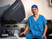 První robotickou operaci jater v Novém Jičíně provedl
MUDr. Martin Straka loni. Robot lékařům pomáhá
i u pacientů s velmi vysokým rizikem, kteří by klasickou operaci
podstoupit nemohli