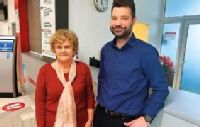 MUDr. Miroslav Hudec po boku své pacientky Danuše Trojákové, jejíž život byl zachráněn díky
průlomové implantaci nového typu srdeční chlopně