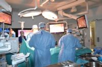 Praktického nácviku operací kýly v Nemocnici AGEL Prostějov se s primářem MUDr. Jiřím Kubačákem zúčastnilo několik lékařů