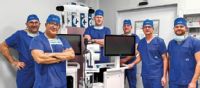 Tým prostějovské ortopedie vedený primářem MUDr. Leopoldem Hoferkem (druhý zprava) před první operací pomocí robotického systému VELYS