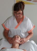 Pavlína Vojteková z novorozeneckého oddělení při masáži