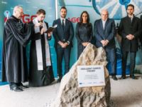 Poklepaniu základného kameňa stavby nového pavilónu v Nemocnici AGEL Zvolen predchádzalo požehnanie stavby miestnymi
duchovnými – katolíckym kňazom Jozefom Benčatom a evanjelickým farárom Jánom Mojzsisom