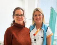 Vrchní sestra Mgr. Hana Přádková (vlevo) sanitářka Eva Fabiánová. Díky příspěvku od NADACE AGEL ve výši 54 tisíc korun
si paní Eva mohla pořídit nová sluchadla, která jí pomohou v práci i při dalším studiu