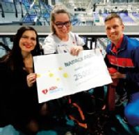 Nikol Vlochová dostala od NADACE AGEL symbolický šek, od
Tomáše Berdycha podepsaný reprezentační dres