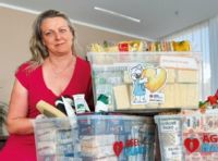 Lucie Dvořáková, členka správní rady NADACE AGEL, s Jarní sbírkou od zaměstnanců AGEL a NADACE AGEL