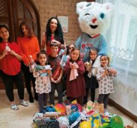 Do Centra pre deti a rodiny Levice prišla odovzdať darčeky predsedníčka NADÁCIE AGEL Mgr. Iveta Chreneková a s ňou aj doktorka AGI