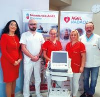 Mgr. Iveta Chreneková, predsedníčka správnej rady NADÁCIE AGEL (vľavo) pri odovzdávaní nových prístrojov pre Nemocnicu AGEL Komárno