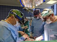 Profesor Lindner (vlevo) se svým týmem při operaci