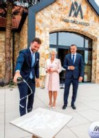 Představenstvo společnosti AGEL v čele s předsedou Ing. Michalem Pišojou, MPH, LL.M., při symbolickém křtu areálu.
V pozadí místopředsedkyně představenstva MUDr. Marie Marsová, MBM, LL.M., a člen představenstva Mgr. Michal Zakarovský, MPH, FCCA, LL.M.