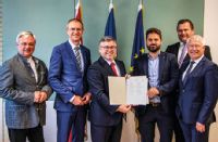 Skupina AGEL na Slovensku a Dolnorakúska krajinská zdravotnícka agentúra podpísali memorandum o spolupráci. Zľava: Dr. Markus Klamminger, medicínsky riaditeľ NÖ Landesgesundheitsagentur,
DI Alfred Zens, MBA, člen predstavenstva NÖ Landesgesundheitsagentur, DI Ludwig Schleritzko, krajinský radca pre financie a nemocnice (v rámci spolkovej krajiny Dolné Rakúsko), Mgr. Jakub Rybár, riaditeľ
Vzdelávacieho, vedeckého a výskumného inštitútu AGEL, Mgr. Andrej Šlosár, MPH, riaditeľ odboru dotačných projektov AGEL SK, Dr. Waldemar Krysztof Kmiecik, MPH, MSc., medicínsky riaditeľ AGEL SK