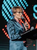 MUDr. Marie Marsová, MBA, LL.M., místopředsedkyně představenstva společnosti AGEL, vysvětlila zaplněnému sálu, proč bylo letošní Sympozium věnováno ortopedii, traumatologii
a rehabilitaci a jakou roli tyto obory hrají ve Skupině AGEL