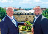 Lek. Waldemar Krzysztof Kmiecik, MPH, MSc, předseda představenstva společnosti Dopravní zdravotnictví a Pavel Sibřina, DiS., MBA,
ředitel Polikliniky AGEL Praha Italská, nám představili unikátní projekt polikliniky AGEL PLUS