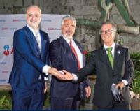 Předseda dozorčí rady společnosti AGEL Ing. Tomáš
Chrenek, Ph.D. (uprostřed), zasadil při slavnostním
otevření AGEL Canarias společně s lékařským ředitelem
AGEL Canarias Dr. Efrénem Martelem Almeidou (vlevo)
a generálním ředitelem Odboru duševního zdraví a závislostí
na Ministerstvu zdravotnictví vlády Kanárských ostrovů
Fernandem Gómez-Pamo Guerra del Río (vpravo) dračinec
kanárský, jeden ze symbolů Kanárských ostrovů
